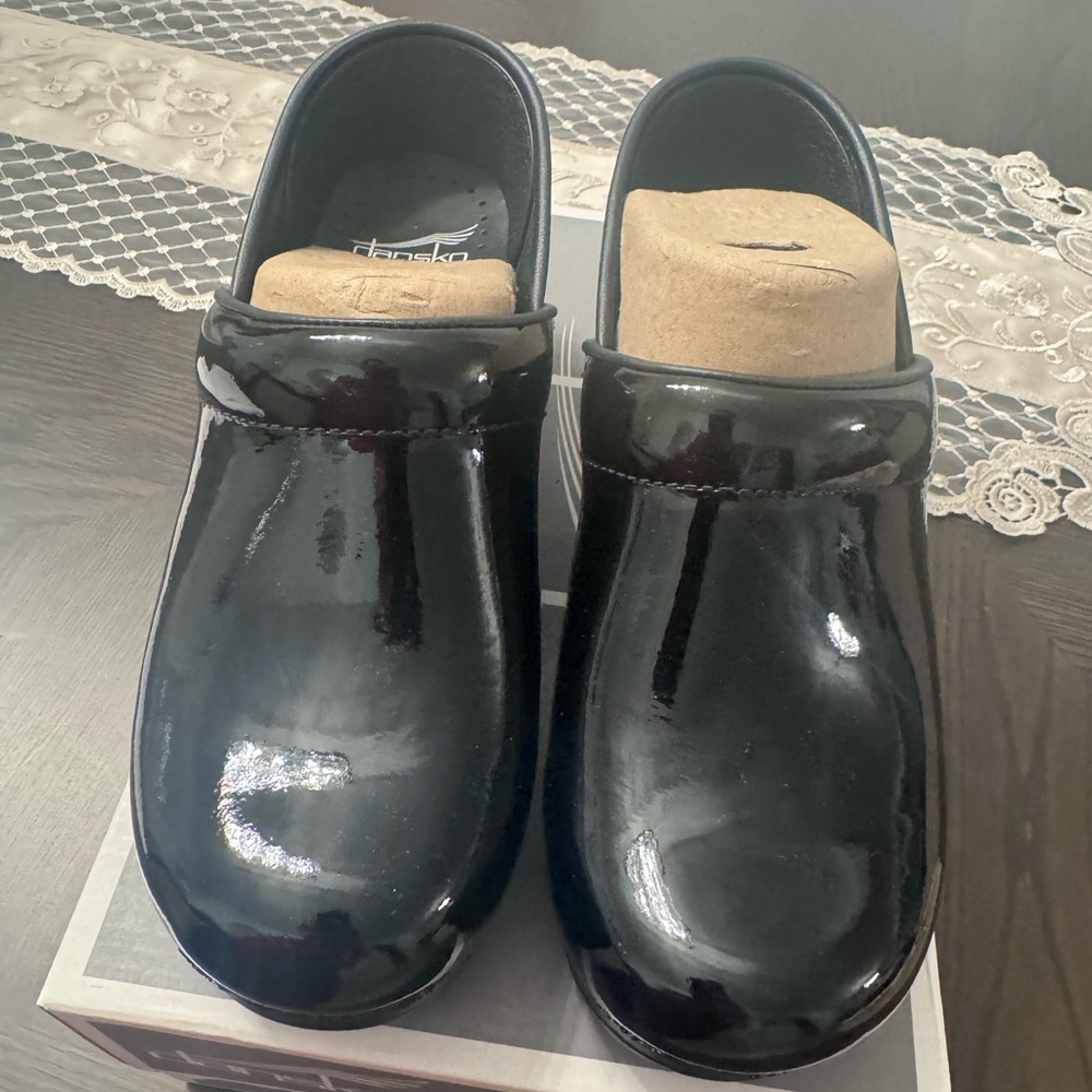 New Dansko woman’s shoes in black size 37